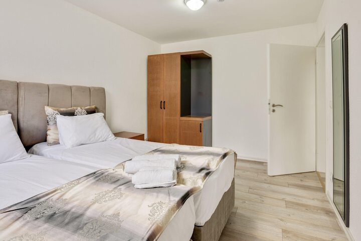 Room 7 of 32