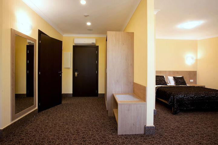 Room 18 of 119