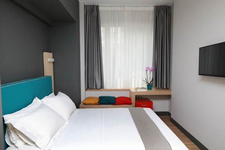 Room 48 of 102