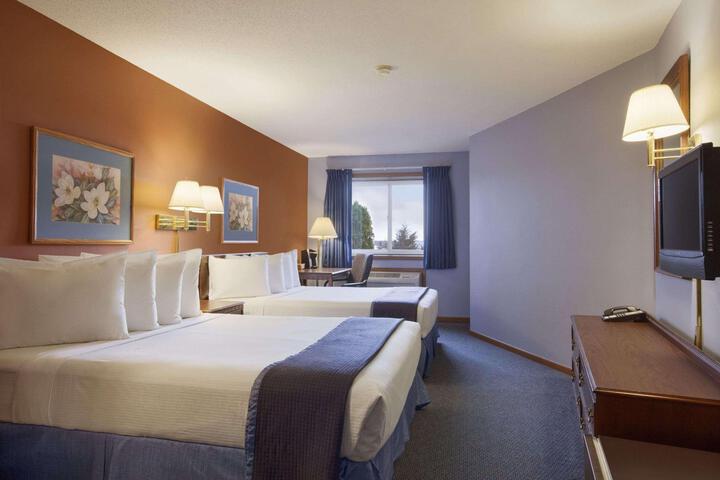 1 Queen Bed (9 of 10)