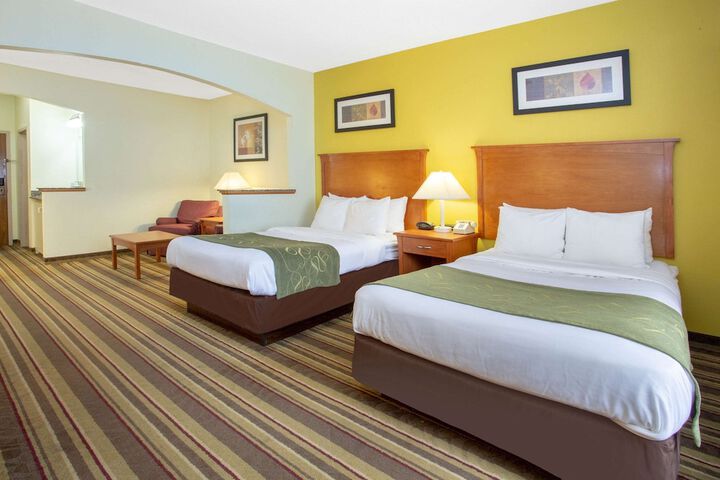 1 King Bed Suite (3 of 9)