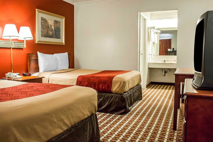 2 Queen Beds (1 of 10)