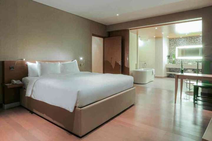 Room 4 of 176