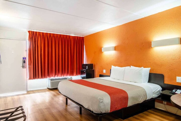 1 King Bed (3 of 15)