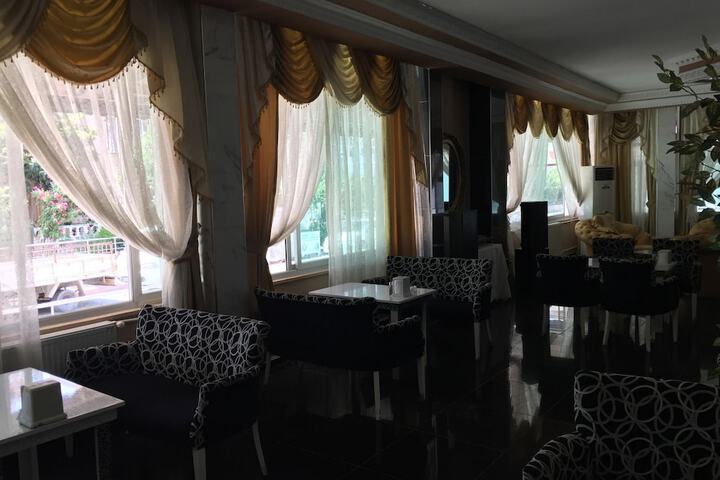 Dining 7 of 10