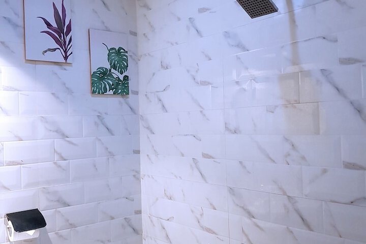 Room 6 of 9