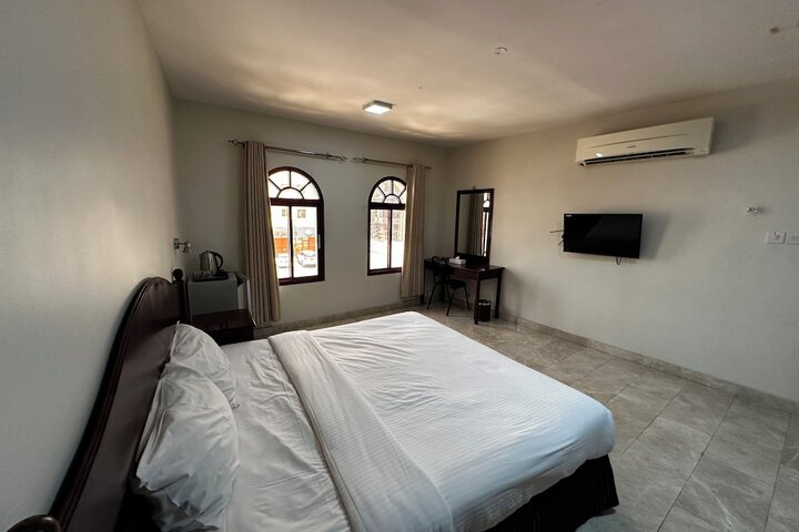 Room 4 of 9