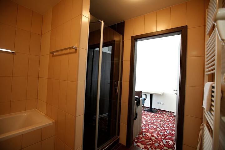 Room 30 of 40