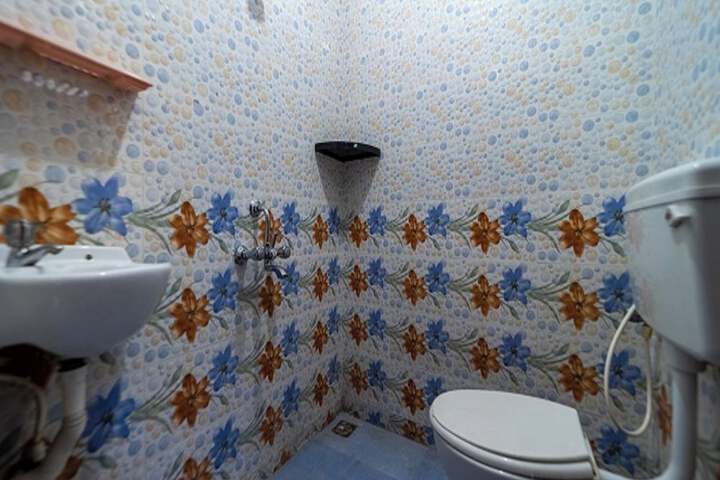 Room 5 of 8