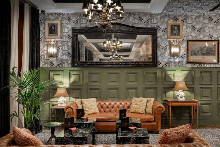 Lounge 49 of 55