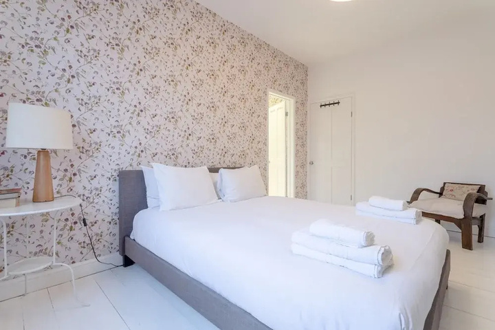 Room 2 of 17