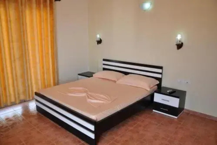 Room 5 of 12