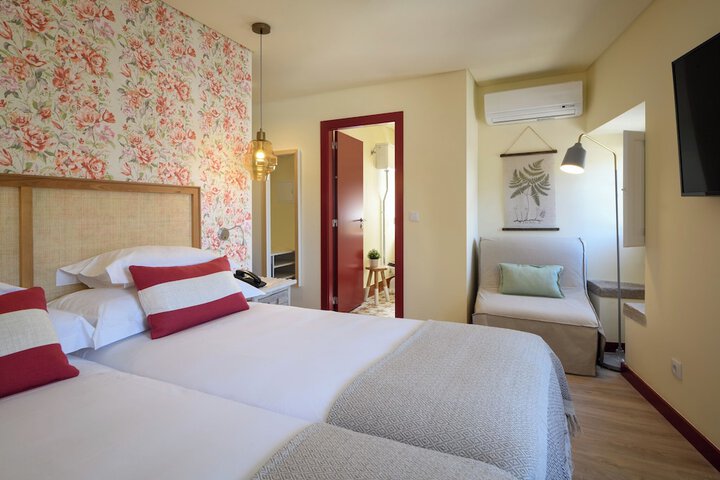 Room 7 of 12