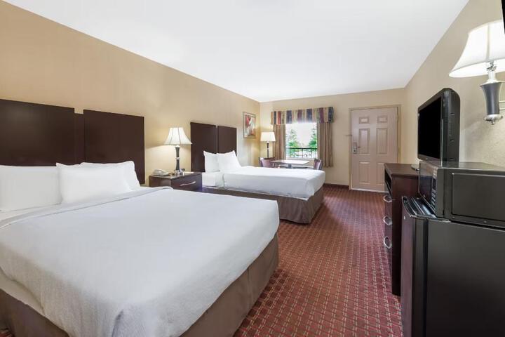 2 Queen Beds (5 of 7)
