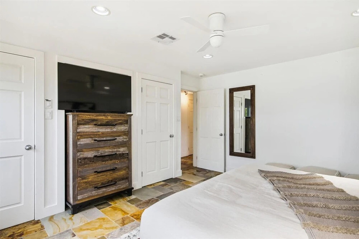Room 4 of 23