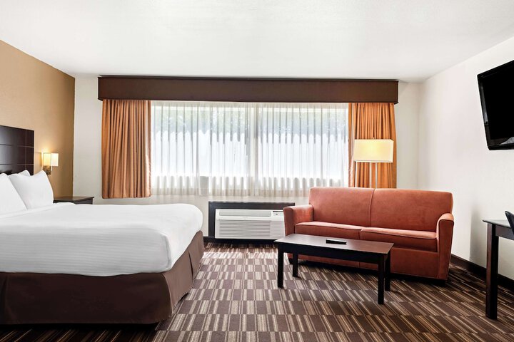 1 King Bed Mobility Accessible Communication Assistance Bathtub Continental Breakfast (5 of 19)