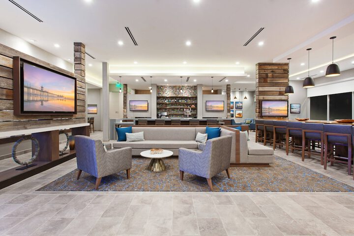 Lobby lounge