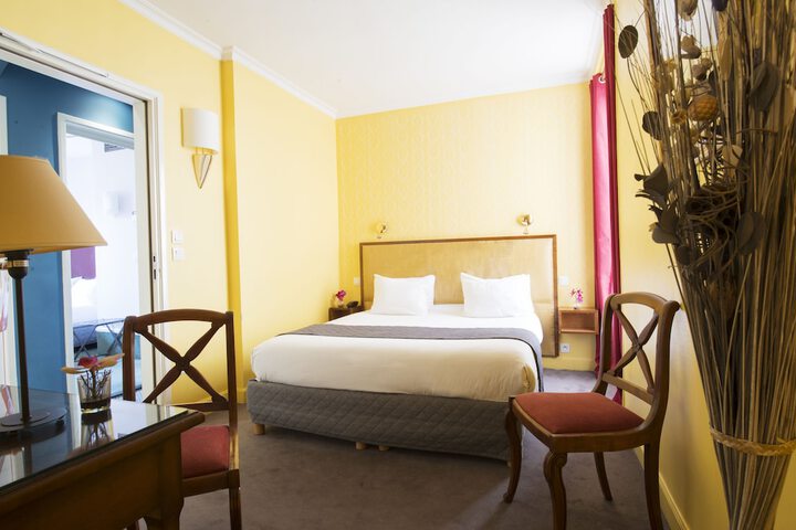 Room 8 of 16