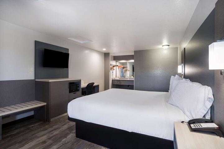1 King Bed (8 of 14)