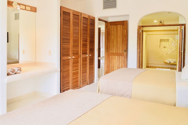Room 9 of 37