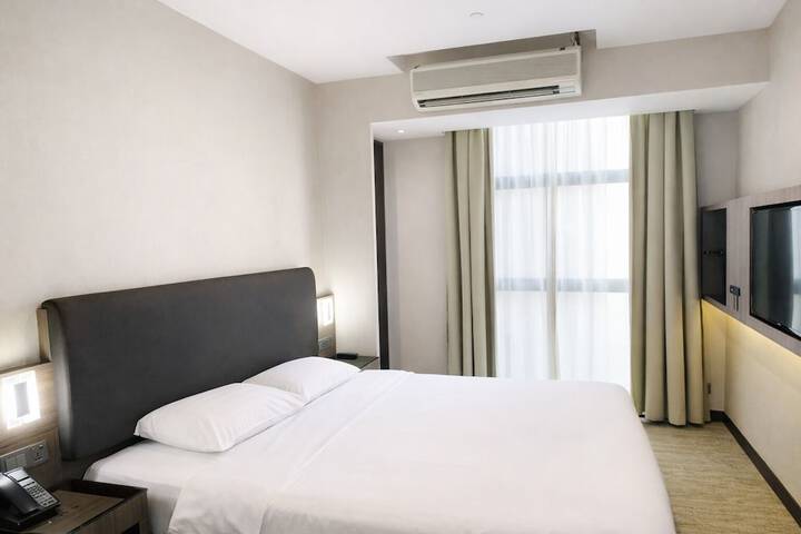 Room 30 of 104