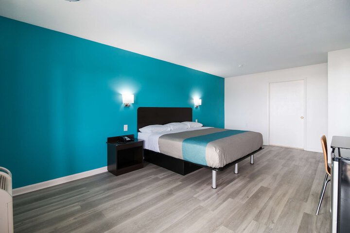 1 King Bed Micfridge (7 of 12)