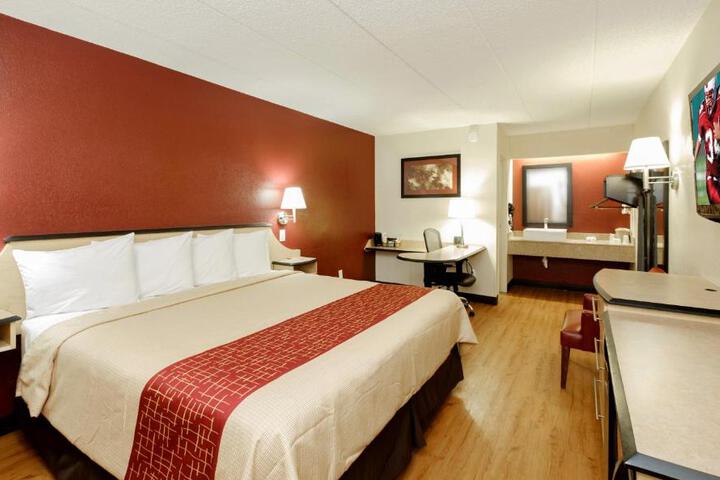 Deluxe King Bed (6 of 13)