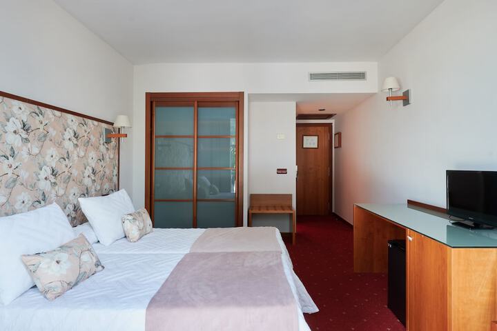 Room 25 of 186