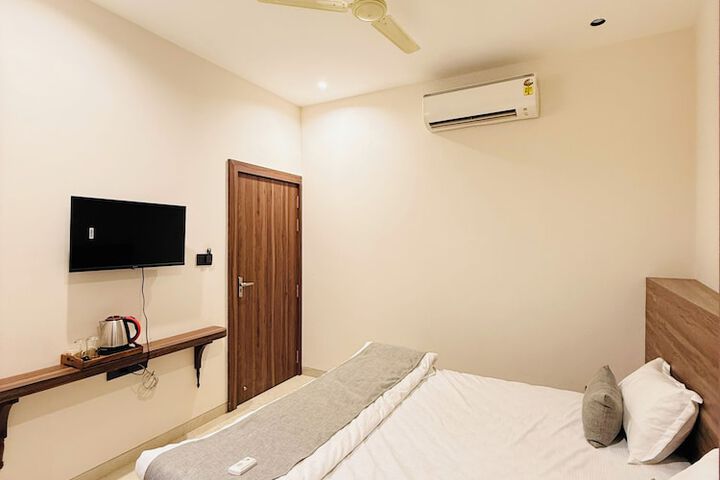 Room 32 of 84