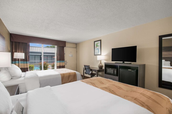 2 Double Beds (8 of 12)