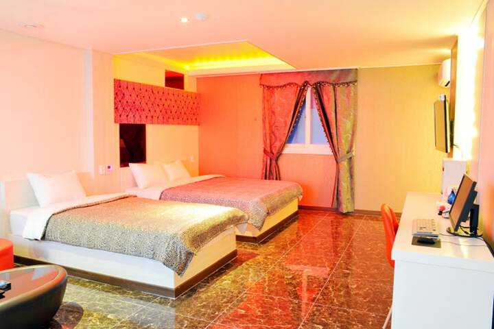 Room 3 of 8