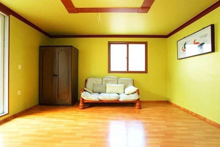 Room 11 of 28