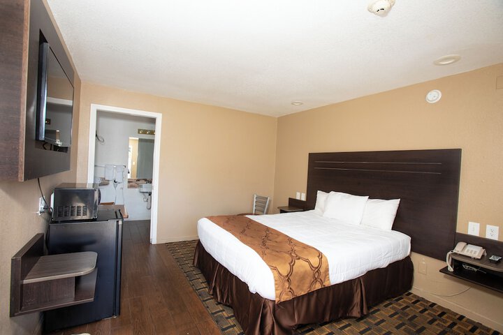 1 King Bed (4 of 5)