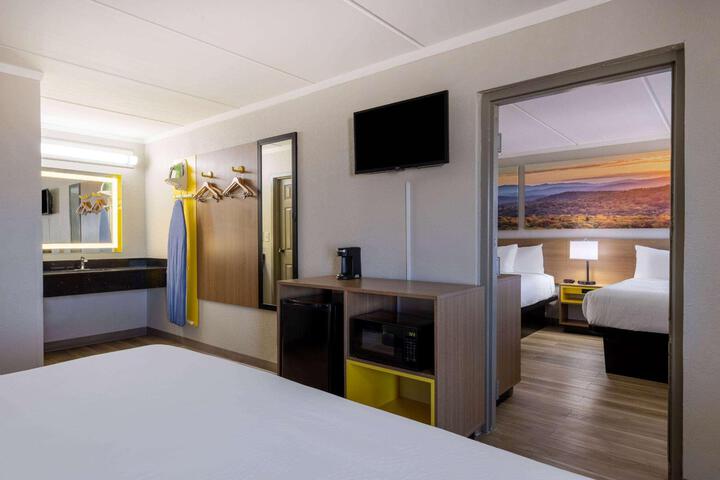 2 Queen Beds (3 of 12)