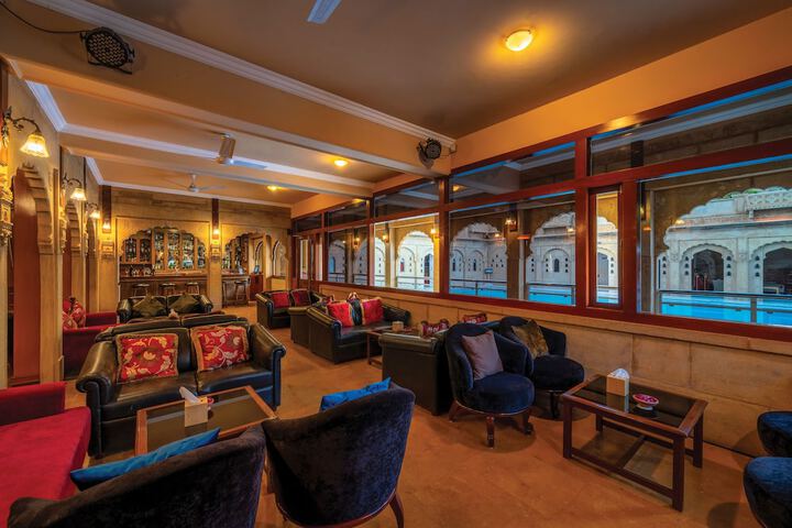 Lounge 36 of 50