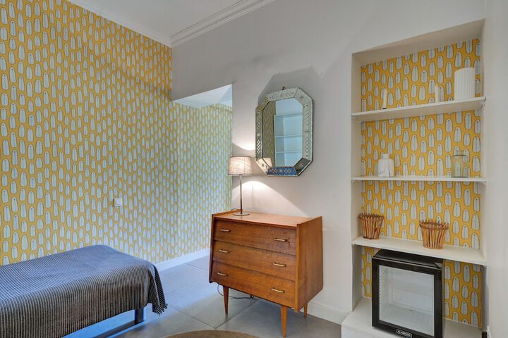 Room 27 of 48