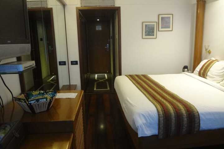 Room 7 of 33
