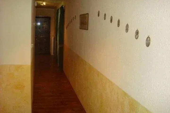 Room 10 of 13