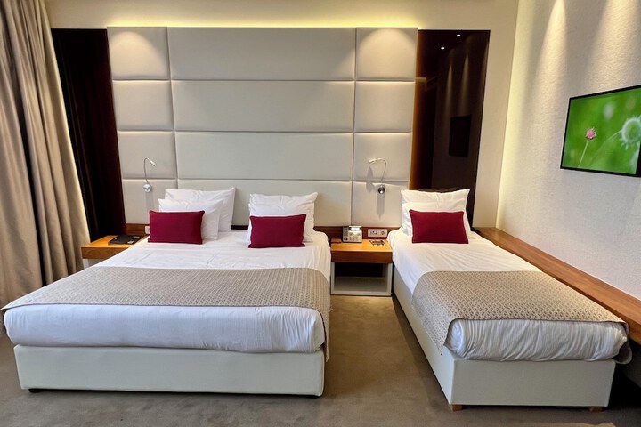 Room 33 of 146