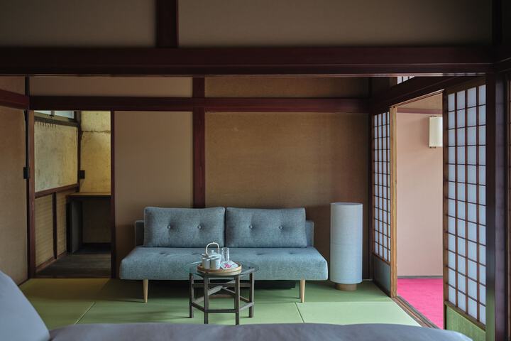 Room 10 of 32