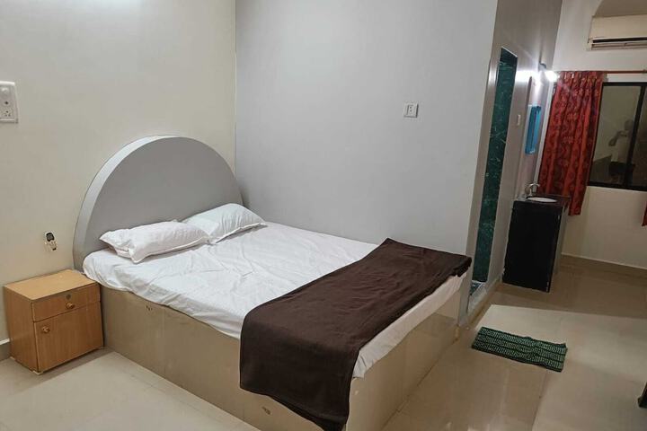 Room 4 of 9