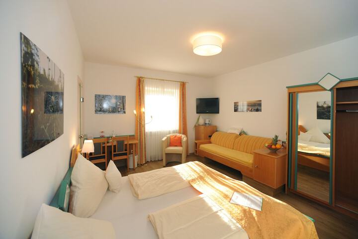 Room 3 of 95
