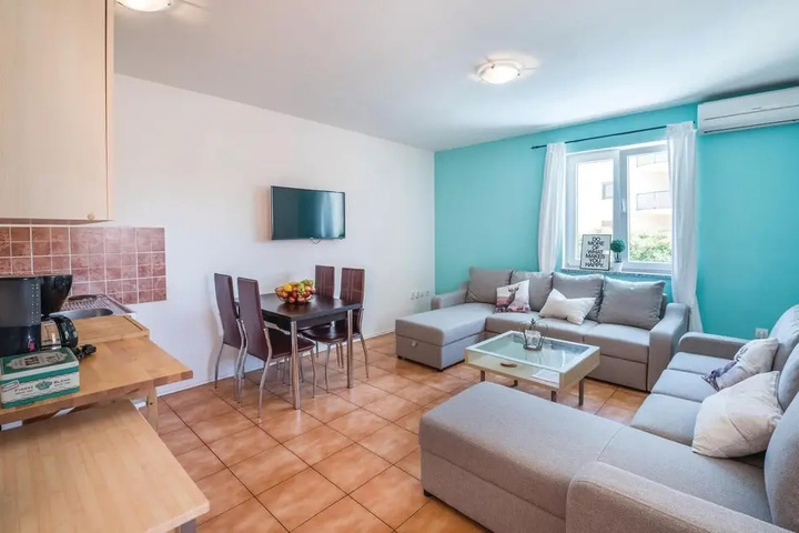 Nice Home in Liznjan With Wifi and 7 Bedrooms