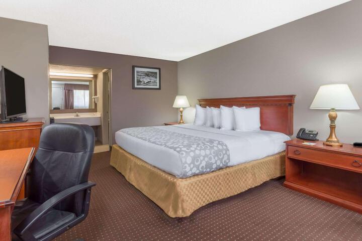 1 King Bed (7 of 10)