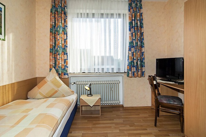 Room 9 of 37