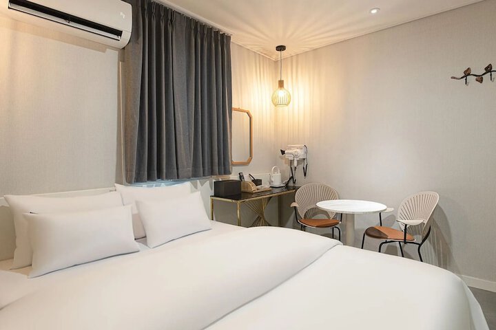 Room 11 of 24