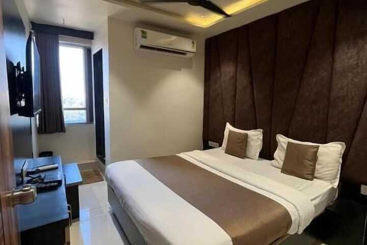 Room 4 of 7