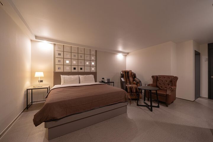 Room 34 of 64