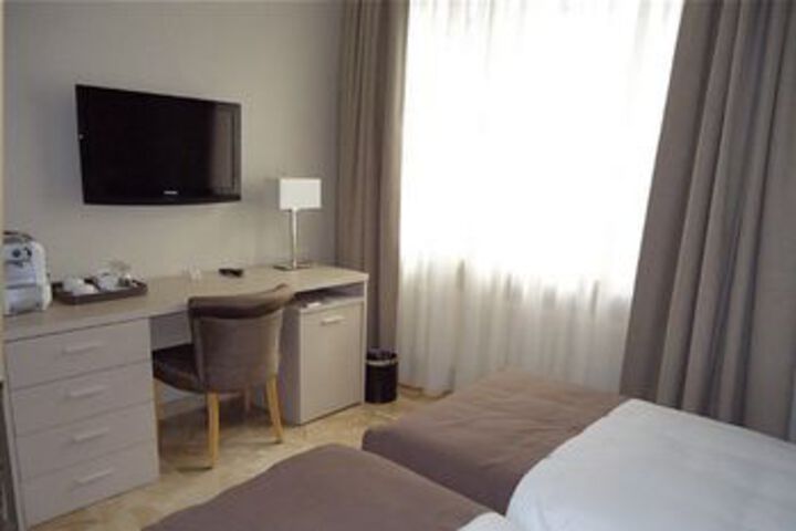 Room 5 of 23