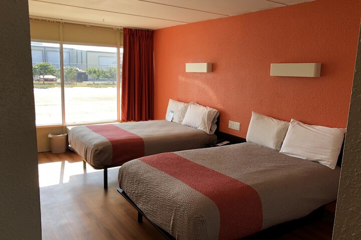 2 Double Beds (9 of 14)